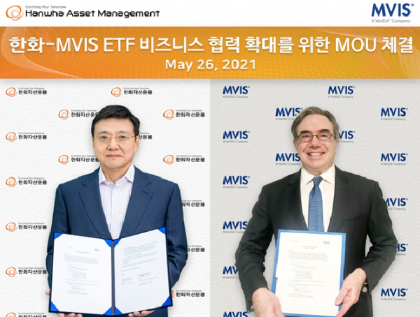 김용현 한화자산운용 대표(왼쪽)와 스티븐 쇼엔펠드 MVIS 대표가 업무협약서(MOU)를 체결하고 사진 촬영을 하고 있다.(사진=한화자산운용)