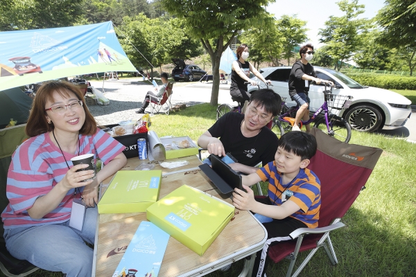 지난 4일 '디지코 캠핑'에 참가한 가족들이 KT 동영상서비스, '타조' 공유자전거 등을 이용하며 캠핑을 즐기고 있는 모습. (사진=KT)
