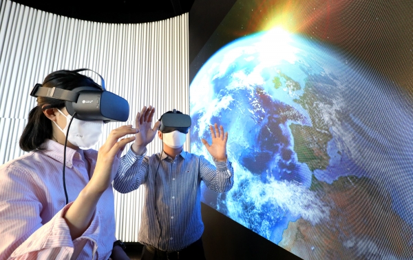 LG유플러스 관계자들이 우주를 배경으로 한 스튜디오에서 U+VR의 신규 콘텐츠를 감상하는 모습. (사진=LG유플러스)