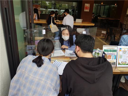 '찾아가는 취업투데이' 행사 부스에서 서울시립대 재학생들이 상담을 받고 있다. (사진=서울시립대학교)
