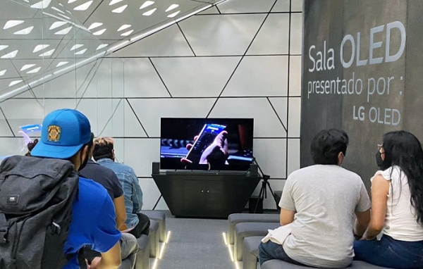 LG전자가 멕시코국립영화관 시네테카나시오날(Cineteca Nacional) 내에 LG 올레드 TV 전용 상영관인 살라올레드(SALA OLED)를 열었다. 관람객들이 LG 올레드 TV로 영화를 시청하고 있다. (사진=LG전자)