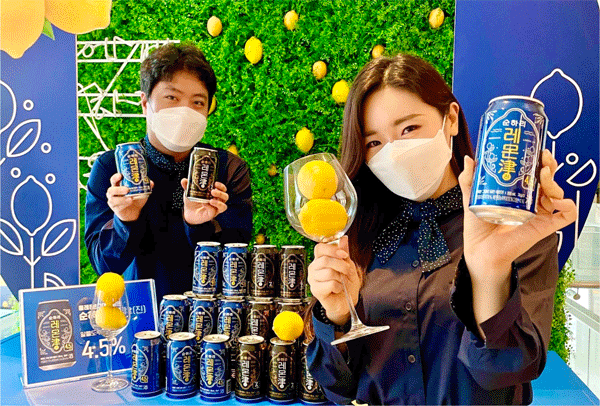 서울 마포구 공덕동 롯데씨티호텔 마포에서 모델들이 '순하리 레몬진'을 소개하고 있다. (사진=롯데칠성음료) 