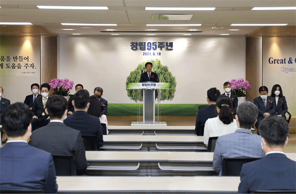 18일 오전 서울 대방동 유한양행 본사 대강당에서 열린 창립 95주년 기념행사에서 조욱제 사장이 기념사를 하고 있다. (사진=유한양행) 