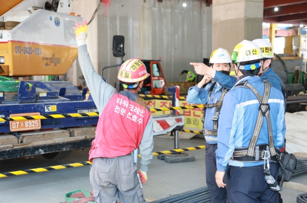 삼성물산 직원과 협력사 근로자가 작업 안전 상황을 확인하고 있다. (사진=삼성물산)