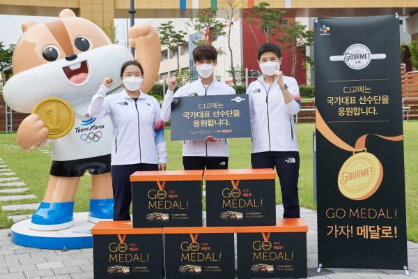 도쿄 올림픽 국가대표 선수들이 CJ제일제당의 고메 제품을 전달받고 기념촬영을 하고 있다. (사진=CJ제일제당)