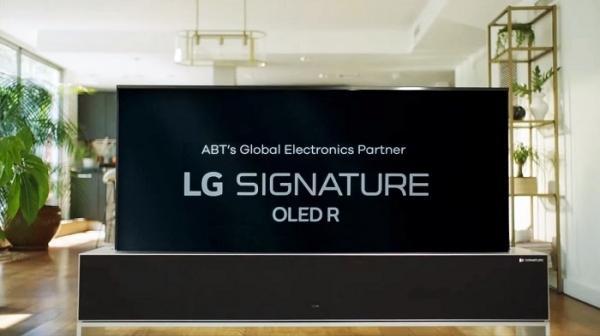 미국 발레단 아메리칸발레시어터의 여름 갈라쇼 영상에 등장한 LG 시그니처 올레드 R (사진=LG전자)