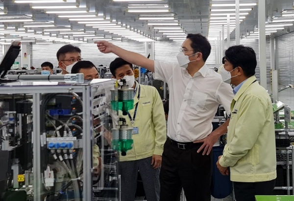 지난해 10월 20~21일 이재용 삼성전자 부회장이 베트남 하노이 인근에 위치한 삼성 복합단지를 찾아 스마트폰 생산공장 등을 점검하는 모습. (사진=삼성전자)
