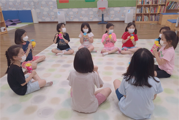 지난 21일 서울 동작구 상도동 청운보육원 어린이들이 세븐일레븐 강남지사 강남지사로부터 건네받은 장난감으로 놀고 있다. (사진=코리아세븐) 