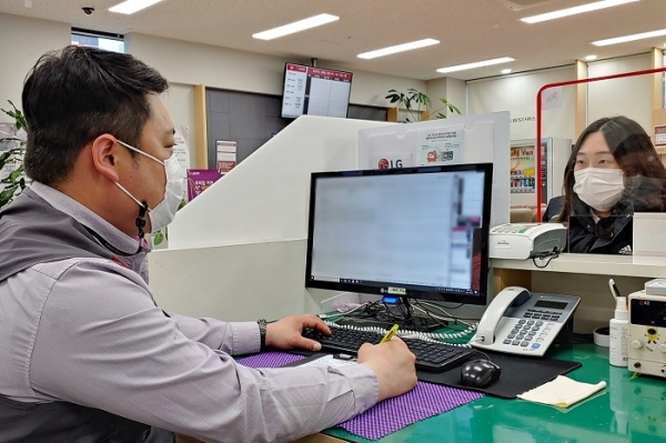 LG전자 직원이 서비스센터에서 원뷰 시스템을 활용해 고객을 응대하고 있다. (사진=LG전자)