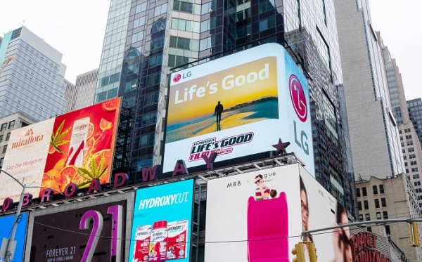 LG전자가 미국 뉴욕 타임스스퀘어와 영국 런던 피카딜리광장에 있는 회사 전광판에 Life's Good 영화를 소개하고 있다. 사진은 미국 뉴욕 타임스스퀘어에 있는 LG전자 전광판에 Life's Good 영화가 소개되고 있는 모습. (사진=LG전자)