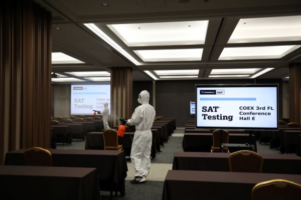 28일 코엑스에서 치뤄진 SAT 시험을 앞두고 코엑스 전문 방역 요원들이 방역 활동을 하고 있는 모습. (사진= 코엑스)