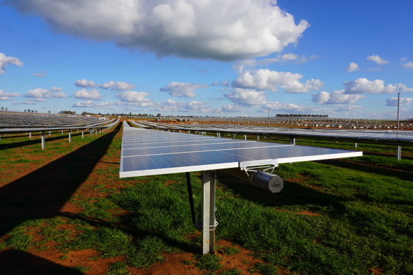 ATI가 호주에 설치해 가동중인 태양광 발전설비 모습. 하부 구조물 등에 포스코의 포스맥이 적용됐다. (사진=포스코)