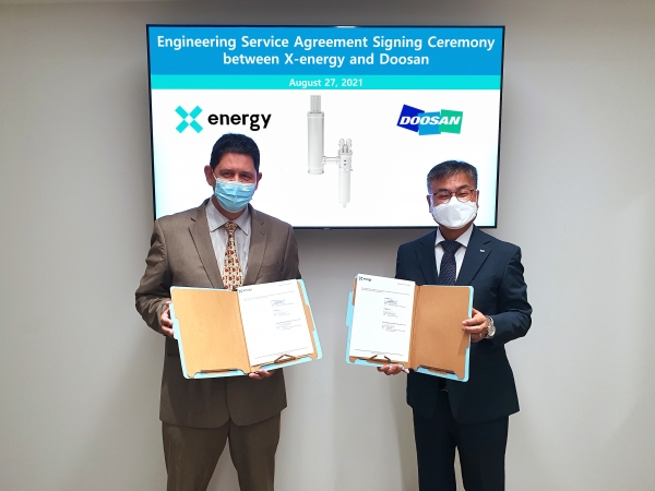 미국 매릴랜드주(Maryland) 록빌시(Rockville) 엑스-에너지(X-energy) 본사에서 마틴 반 스테든(Martin Van Staden) 부사장과 김종두 두산중공업 상무가 계약 서명식을 하고 있다. (사진=두산중공업)