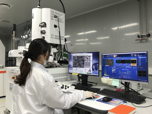 한화큐셀 연구원이 판교 R&D센터에서 차세대 셀 기술을 연구하고 있다. (사진=한화큐셀)