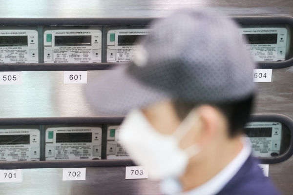 4분기 전기요금 인상이 발표된 23일 오전 서울의 한 아파트에 전기계량기가 설치돼있다. (사진=연합뉴스)