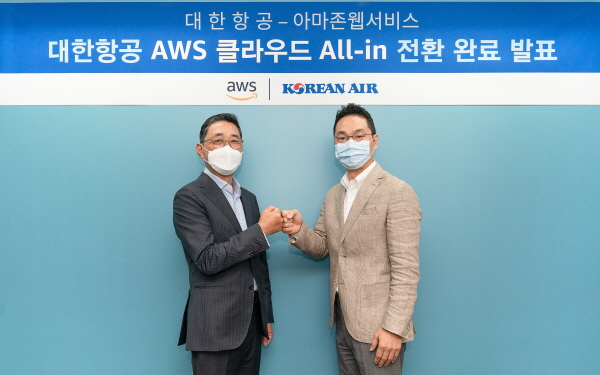 함기호 AWS 코리아 대표(사진 왼쪽)와 장성현 대한항공 마케팅/IT부문 부사장. (사진=대한항공)