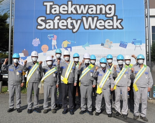 태광산업·대한화섬이 10월 첫째 주를 'Taekwang Safety Week'로 지정하고, 울산공장에서의 관련 행사를 성공적으로 마무리했다. 박재용 태광산업 섬유사업본부 대표이사(사진 왼쪽에서 5번째)가 지난 7일 울산공장에서 건강안전 캠페인을 진행하며 임직원들과 함께 화이팅을 외치고 있다. (사진=태광산업)