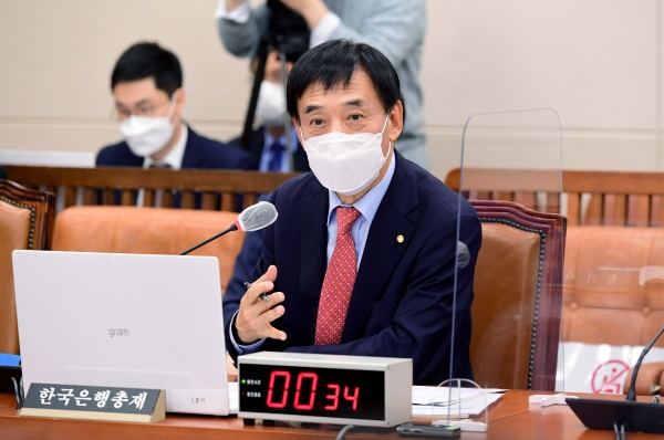 이주열 한국은행 총재가 15일 서울 여의도 국회에서 열린 기획재정위원회의 한국은행에 대한 국정감사에서 답변하고 있다.
