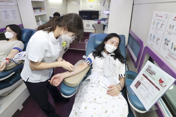 광화문원팀 소속 임직원이 대한적십자사 헌혈버스에서 헌혈을 하고 있다. (사진=KT)