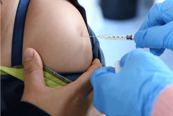 지난 3월3일 경기 안성시보건소에서 한 시민이 코로나19 백신을 맞고 있다. (사진=경기도)