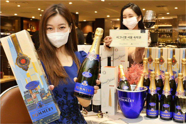 지난 26일 서울 중구 소공동 롯데백화점 본점에서 모델들이 창립 42주년 와인 2종을 보여주고 있다. (사진=롯데백화점) 