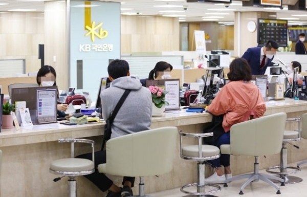 KB국민은행 여의도 영업점에서 직원들이 마스크를 착용하고 고객 업무를 보고 있다. (사진=KB국민은행)