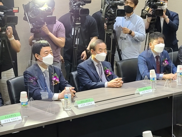 (왼쪽부터) 지동섭 SK이노베이션 사업대표, 전영현 삼성SDI 사장, 김동명 LG에너지솔루션 부사장 (사진=박시형 기자)