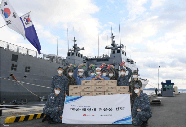 10일 해군 장병들이 위문품으로 받은 롯데제과 빼빼로를 들어 보이고 있다. (사진=롯데지주) 