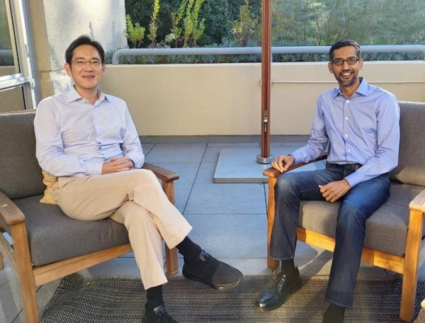 지난 22일(현지시각) 미국 캘리포니아주 마운틴뷰 구글 본사에서 만난 이재용 삼성전자 부회장(왼쪽)과 순다르 피차이(Sundar Pichai) 구글 CEO(오른쪽)의 모습 (사진=삼성전자)