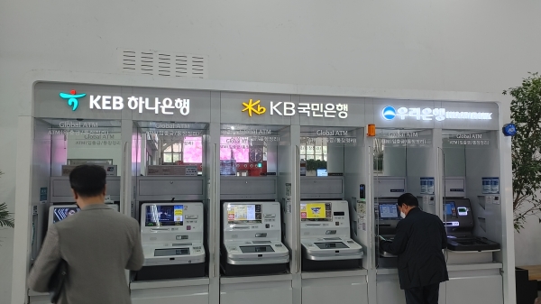 은행 고객들이 신한·국민은행 등의 자동화기기(ATM)를 이용하고 있다. (사진=서울파이낸스)