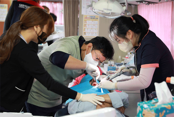 전남 여수시 해양경찰교육원을 찾은 닥터자일리톨버스 안에서 치과 의료진이 아프가니스탄 특별 기여자를 진료하고 있다. (사진=롯데제과)