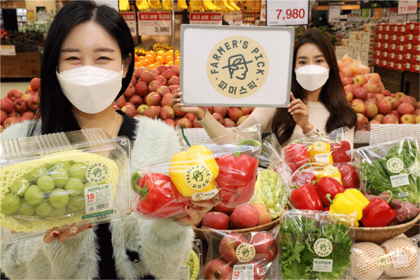 13일 오전 서울 성동구 이마트 성수점에서 모델들이 신선식품 브랜드 파머스픽(Farmer's Pick) 출시를 알리고 있다. (사진=이마트) 