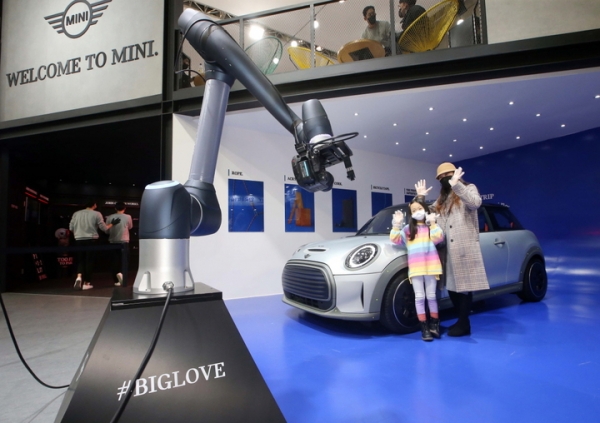 서울모빌리티쇼 미니 전시관에 마련된 '로봇 암 스튜디오에서 부모와 함께 체험하고 있는 모습. (사진= 권진욱 기자)
