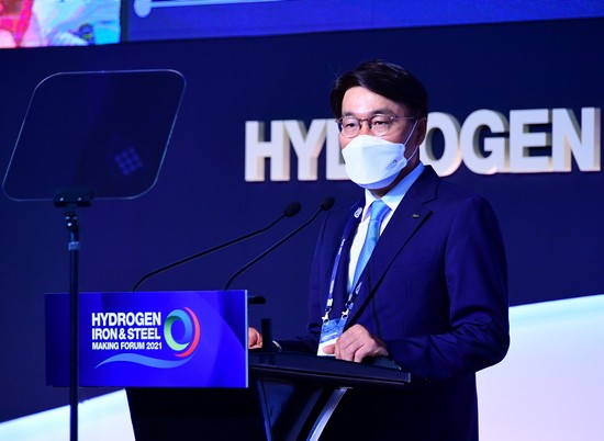 최정우 포스코그룹 회장이 수소환원제철 국제포럼(HyIS: Hydrogen Iron & Steel making Forum 2021) 개막식에서 개회사를 하고 있다. (사진=포스코그룹)