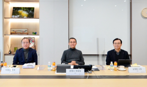 LG에너지솔루션이 온라인 기자간담회에서 중장기 사업 비전과 전략을 밝히고 있다. (왼쪽부터)이창실 CFO 전무, 권영수 CEO 부회장, 김명환 CPO 사장(사진=LG에너지솔루션)