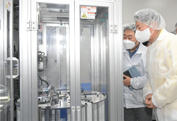 2일 오후 경기 군포시 휴마시스에서 김강립 식품의약품안전처장(오른쪽)이 코로나19 자가검사키트 생산 현장을 살펴보고 있다. (사진=식품의약품안전처) 