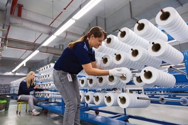 효성티앤씨 직원들이 브라질 공장에서 스판덱스 품질을 검사하고 있다. (사진=효성)