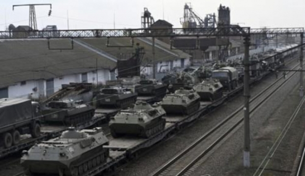 열차에 실려 우크라 국경 인근 역에 도착한 러시아군 장갑차. (사진=연합뉴스)