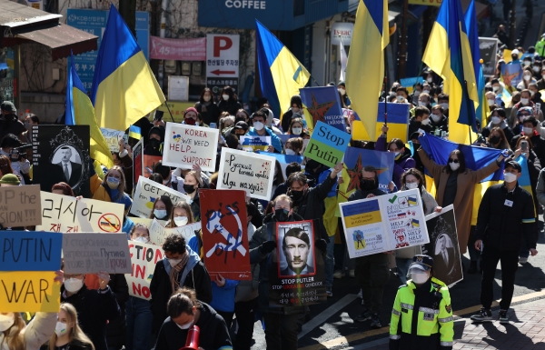 지난 27일 주한러시아대사관 인근에서 재한 우크라이나인들이 러시아의 우크라 침공을 규탄하는 반전 행진을 하고 있다. (사진=연합뉴스)