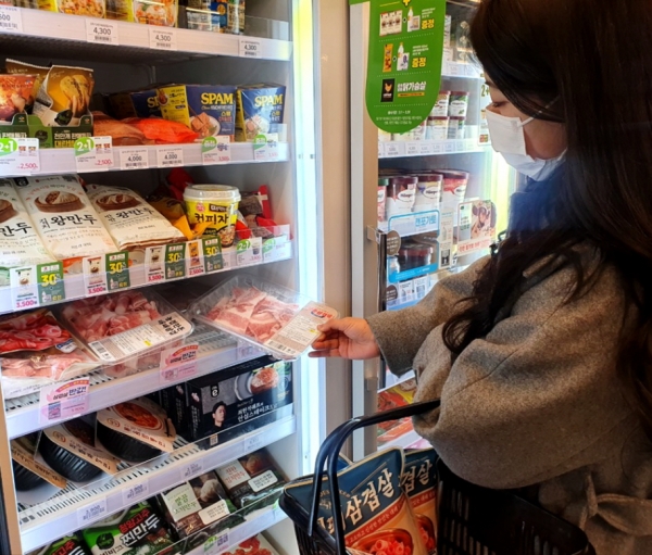 고객이 이마트24에서 냉동 삼겹살을 구매하고 있다 (사진=이마트24)