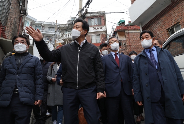 오세훈 서울시장과 최재형 국민의힘 의원이 21일 종로구 창신·숭인지역을 점검하고 있다. (사진=연합뉴스)