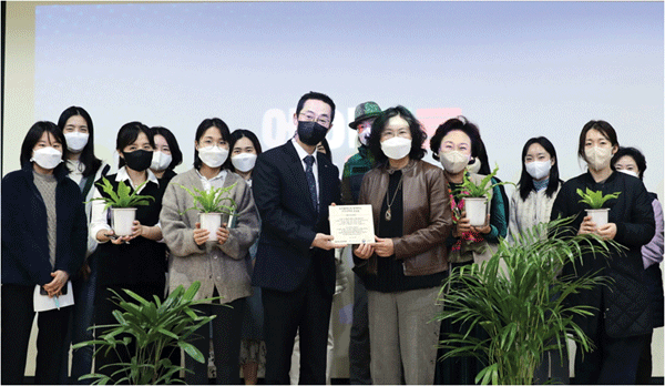 이디야커피와 소셜벤처 트리플래닛이 지난 28일 서울 강남구 논현초등학교에 교실 숲 가꾸기용 공기정화식물을 기증했다. (사진=이디야커피) 
