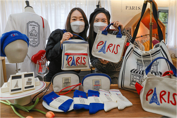31일 오전 서울 성동구 성수동 제인마치 안에서 직원들이 '호텔 루즈앤라운지' 라인을 소개하고 있다. (사진=현대백화점그룹) 