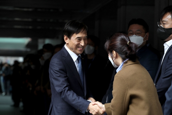 이주열 한국은행 총재가 31일 서울 중구 한은에서 열린 이임식에서 직원들과 마지막 인사를 나누고 있다. (사진= 한국은행)