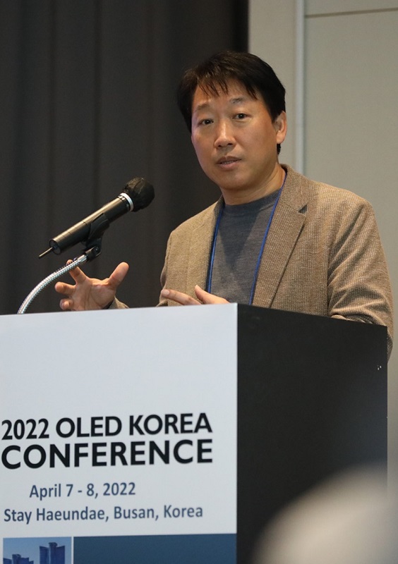 '2022 올레드 콘퍼런스'에서  이현우 LG디스플레이 전무가 기조연설을 하고 있다. (사진=LG디스플레이)