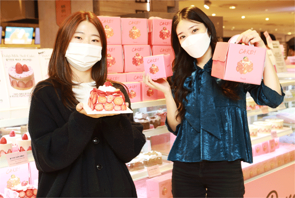 지난 8일 서울 중구 소공동 롯데백화점 본점 지하 1층 식품관에서 모델들이 'BTS 제이홉 생일 케이크'로 유명한 플디의 상품을 보여주고 있다. (사진=롯데백화점) 