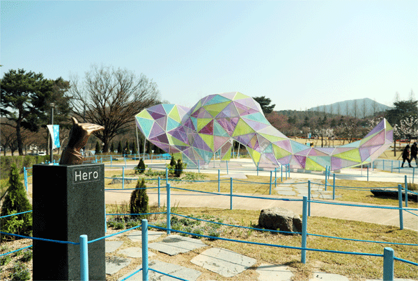 경기 과천시 서울대공원 종합안내소 앞 '솜사탕 코끼리' 조형물과 어우러지도록 꾸민 히어로가든. (사진=서울대공원) 