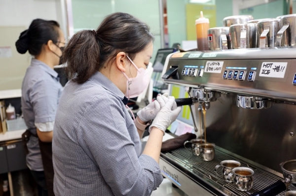 LG이노텍 구미사업장 사내카페 '카페위드'에서 LG이노텍 '이노위드' 소속의 바리스타가 임직원들에게 판매할 음료를 만들고 있다. (사진=LG이노텍)