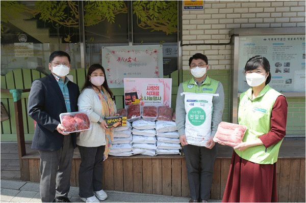 농협유통 임직원들(오른쪽)이 19일 서울 서초구 방배동 새빛맹인선교회를 찾아 '사랑의 식재료 세트'를 기부했다. (사진=농협유통) 