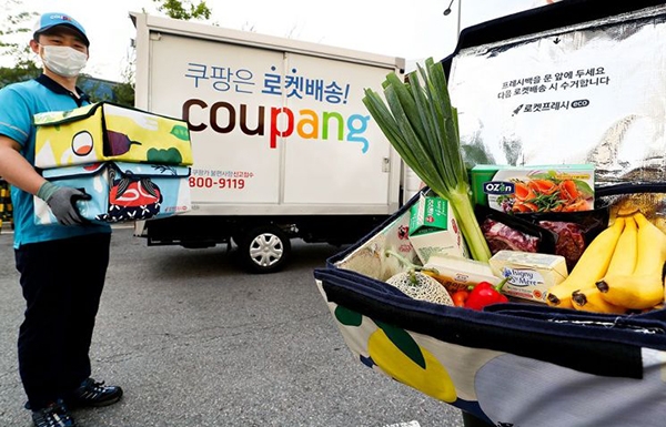 재활용 가능한 보냉백을 활용해 배송 쓰레기를 없애고 있는 쿠팡의 신선식품 배송 서비스 ‘로켓프레시' (사진=쿠팡)